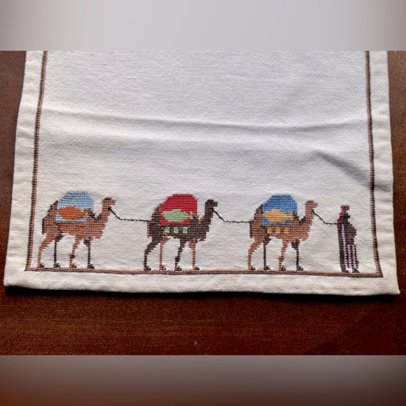 Surif Womens Cooperative Handmade Needlework Embroidery DESERT CARAVAN Table Mat - Picture 2 of 4